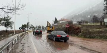 Probleme të shkaktuara nga moti i këqij në juglindje: Vërshimi i përroit të Saselishtes bllokon një korsi në rrugën Pogradec-Qafë Thanë.