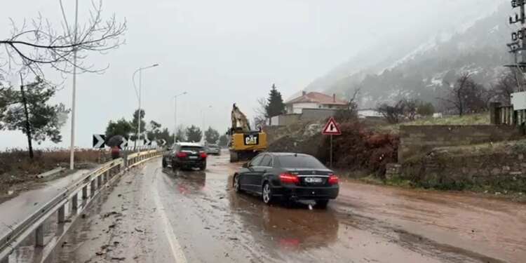 Probleme të shkaktuara nga moti i këqij në juglindje: Vërshimi i përroit të Saselishtes bllokon një korsi në rrugën Pogradec-Qafë Thanë.