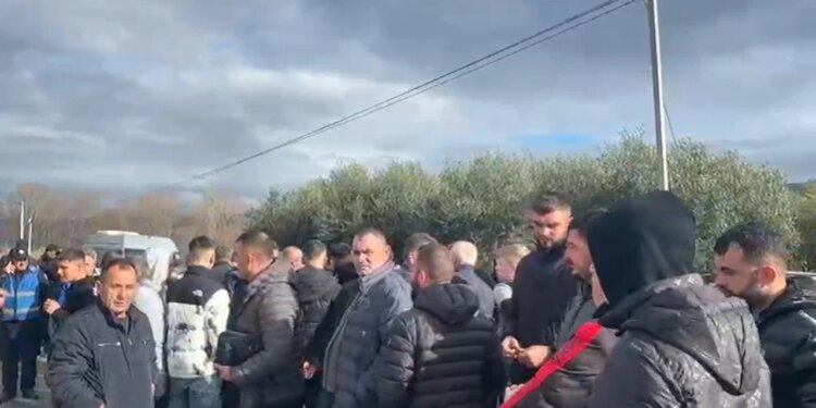"Problemet e vazhdueshme nga mungesa e pastrimit të kanaleve kulluese" / Banorët e fshatit Gjromë protestojnë për shkak të përmbytjeve.
