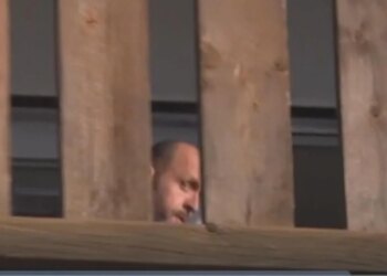 Pronari i barit të Crans Montana del në vilën e tij pas lirimit nga burgu, nën masa të rrepta sigurie, ndërsa mbetet një mister garancia prej 430,000 eurosh për të.