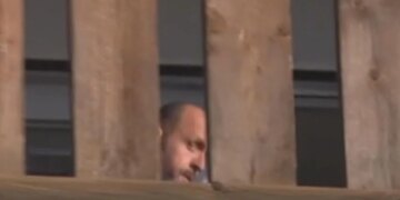 Pronari i barit të Crans Montana del në vilën e tij pas lirimit nga burgu, nën masa të rrepta sigurie, ndërsa mbetet një mister garancia prej 430,000 eurosh për të.