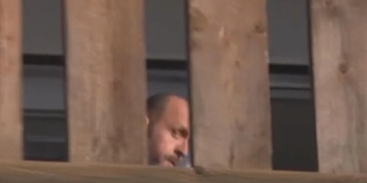 Pronari i barit të Crans Montana del në vilën e tij pas lirimit nga burgu, nën masa të rrepta sigurie, ndërsa mbetet një mister garancia prej 430,000 eurosh për të.