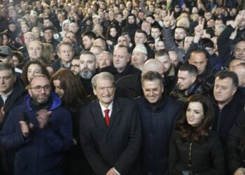 Protesta e PD-së para Kryeministrisë dhe Kuvendit: Berisha nga selia kërkon lirimin e 25 protestuesve paqësorë dhe shpall se po përmbysim diktaturën e dytë.