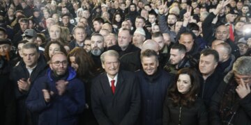 Protesta e PD-së para Kryeministrisë dhe Kuvendit: Berisha nga selia kërkon lirimin e 25 protestuesve paqësorë dhe shpall se po përmbysim diktaturën e dytë.