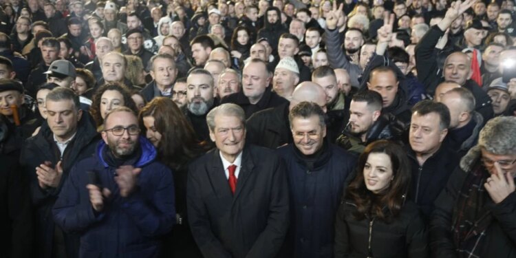 Protesta e PD-së para Kryeministrisë dhe Kuvendit: Berisha nga selia kërkon lirimin e 25 protestuesve paqësorë dhe shpall se po përmbysim diktaturën e dytë.