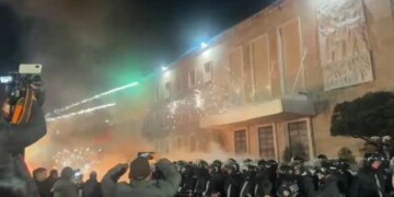 Protesta e Partisë Demokratike: 11 punonjës të lënduar, policia ndalon 17 individë dhe procedon disa të tjerë.