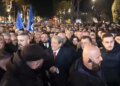 Protesta e Partisë Demokratike ka filluar, Sali Berisha arrin në ndërtesën e Kryeministrisë.