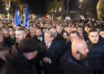 Protesta e Partisë Demokratike ka filluar, Sali Berisha arrin në ndërtesën e Kryeministrisë.