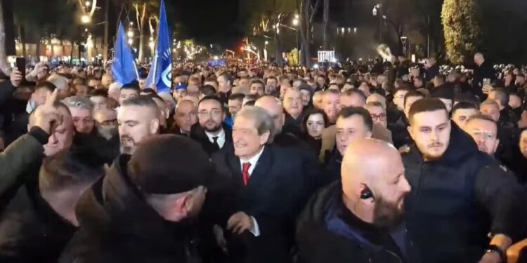 Protesta e Partisë Demokratike ka filluar, Sali Berisha arrin në ndërtesën e Kryeministrisë.