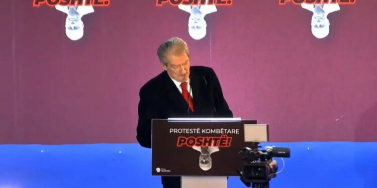 Protesta e opozitës, Berisha në skenë: Ne u ringritëm nga hiri si feniksi, goditëm për vdekje bishën narko-diktaturë.