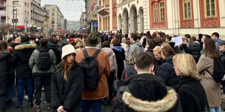 Protesta ndaj autoritarizmit në Serbi, sondazhet tregojnë se Vuçiç mund të dështojë në zgjedhje