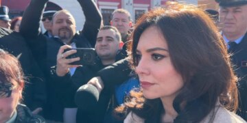 Protesta në Vlorë, tregtarët përballen me Spiropalin dhe shprehin shqetësimin për zhvendosjen e tregut. Ministrja: Do ta Diskutoj me kryetaren e bashkisë.