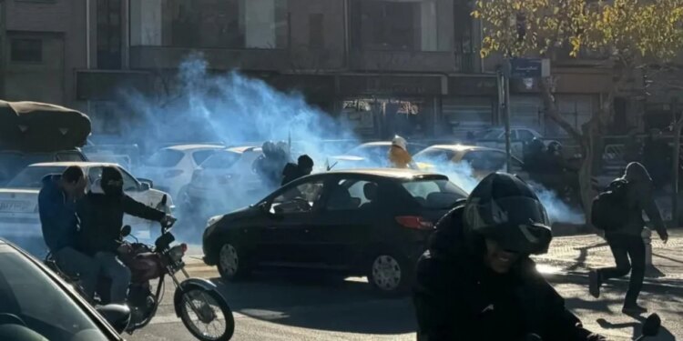 Protestat dhe kërcënimet nga SHBA-ja: Irani në momentin më të brishtë të tij, çfarë e bën situatën kaq të tensionuar?