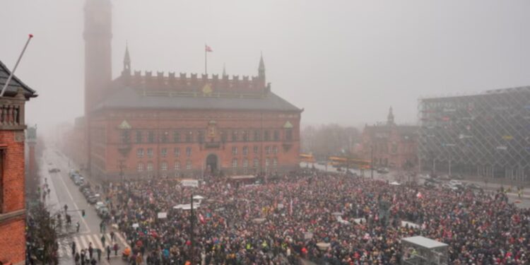 Protestat në Groenlandë dhe Danimarkë, Trump e ribën kërcënimin për tarife.