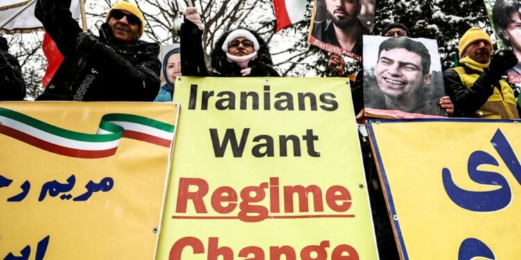 Protestat në Iran hyjnë në ditën e 12-të, numri i viktimave arrin në 45, ndërsa qeveria iraniane ndërpren shërbimin e internetit.