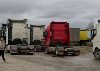 Protestë nga qytetarët e Serbisë në Merdare/ Kamionët bllokojnë kalimin në kufi, ndikojnë në importet e Kosovës.