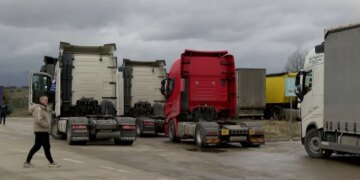 Protestë nga qytetarët e Serbisë në Merdare/ Kamionët bllokojnë kalimin në kufi, ndikojnë në importet e Kosovës.