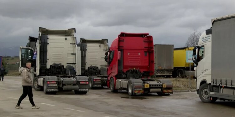 Protestë nga qytetarët e Serbisë në Merdare/ Kamionët bllokojnë kalimin në kufi, ndikojnë në importet e Kosovës.