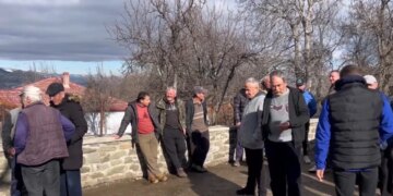 Protestë për parkun fotovoltaik: Banorët e Taçit dhe Prodanit në Kolonjë kundërshtojnë bllokimin e sipërfaqeve të kullotave nga panelet.