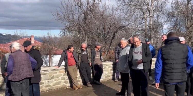 Protestë për parkun fotovoltaik: Banorët e Taçit dhe Prodanit në Kolonjë kundërshtojnë bllokimin e sipërfaqeve të kullotave nga panelet.
