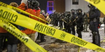 Protestuesit para hotelit ku banonte komandanti i ICE-së, 26 individë arrestohen nga policia në Minneapolis.