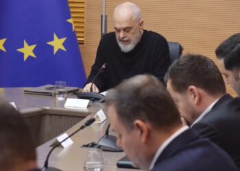 Pse nuk shpallet një situatë emergjente?" / Rama me Emergjencat Civile: "Shiu nuk ndalet nga akuzat, lumenjtë nuk kthehen në shtrat nga protestat