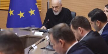 Pse nuk shpallet një situatë emergjente?" / Rama me Emergjencat Civile: "Shiu nuk ndalet nga akuzat, lumenjtë nuk kthehen në shtrat nga protestat