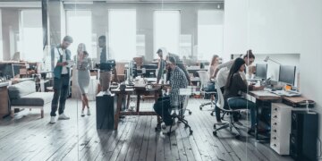 Pyetësori i një kompanie në Itali: 'Kënd do të donit ta shkarkonit nga puna?'