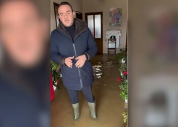 "Qeveria duhet të ndërrohet për të shmangur përmbytjet" / Klevis Balliu viziton shtëpitë e përmbytura: Një situatë alarmante