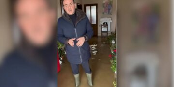 "Qeveria duhet të ndërrohet për të shmangur përmbytjet" / Klevis Balliu viziton shtëpitë e përmbytura: Një situatë alarmante