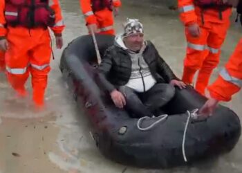 Qytetarët e Novoselës flasin pas shpëtimit me gomone nga banesat e përmbytura: Kanalet kulluese duhet të hapen, të mos shpenzohen paratë për...