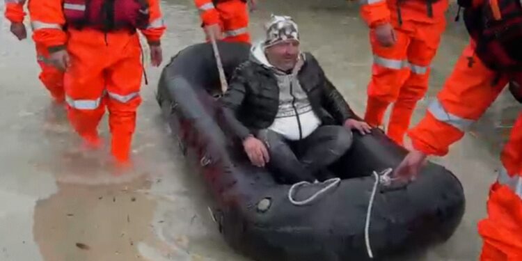 Qytetarët e Novoselës flasin pas shpëtimit me gomone nga banesat e përmbytura: Kanalet kulluese duhet të hapen, të mos shpenzohen paratë për...