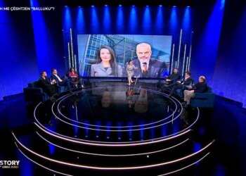 “Qytetari dënohet me burg për parkim të gabuar, ndërsa Balluku shpëton: Gazetari konfronton Kaprin mbi vendimin për paraburgim pa shpallje fajësie.”