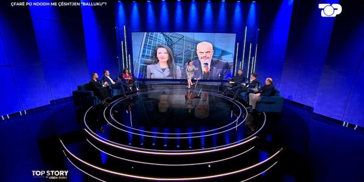 “Qytetari dënohet me burg për parkim të gabuar, ndërsa Balluku shpëton: Gazetari konfronton Kaprin mbi vendimin për paraburgim pa shpallje fajësie.”