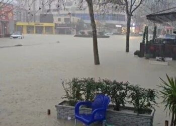 RESHJET E SHIUT NDËRPREJNË QARKULLIMIN NË AKSIN TIRANË–DURRËS, POLICIA PËRDITËSON RUGËT ALTERNATIVE