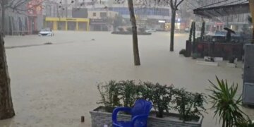 RESHJET E SHIUT NDËRPREJNË QARKULLIMIN NË AKSIN TIRANË–DURRËS, POLICIA PËRDITËSON RUGËT ALTERNATIVE