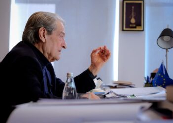 “Rama ka marrë kontrollin e parlamentit dhe po e fokuseron pushtetin në drejtësi”, Berisha bën thirrje për mobilizimin e qytetarëve: Është koha të ngriteni dhe të shpëtoni Shqipërinë.