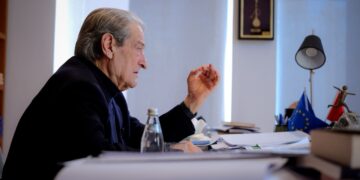 “Rama ka marrë kontrollin e parlamentit dhe po e fokuseron pushtetin në drejtësi”, Berisha bën thirrje për mobilizimin e qytetarëve: Është koha të ngriteni dhe të shpëtoni Shqipërinë.