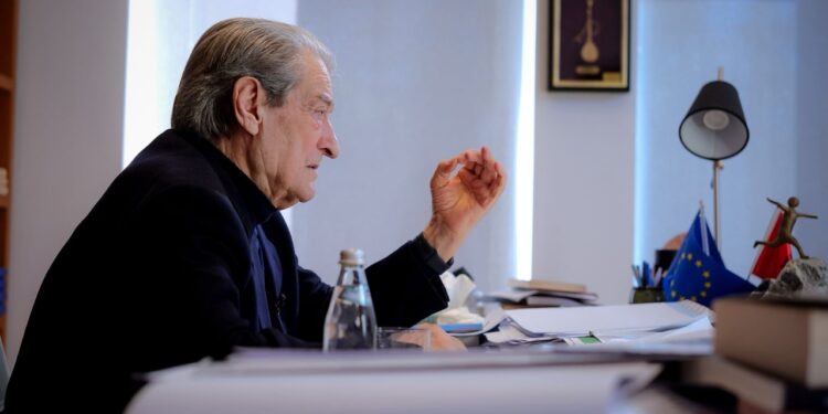 “Rama ka marrë kontrollin e parlamentit dhe po e fokuseron pushtetin në drejtësi”, Berisha bën thirrje për mobilizimin e qytetarëve: Është koha të ngriteni dhe të shpëtoni Shqipërinë.