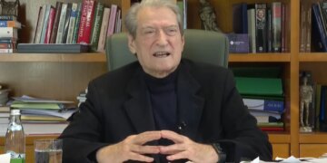 Ramush Rama propozon reforma kushtetuese, ndërkohë Berisha reagon: Nuk pranojmë kompromis, kërkon dorëheqjen e tij.