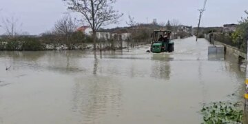 ReShira në qarkun e Durrësit, evakuohen 848 banorë, 2800 hektarë në Sukth akoma të përmbytura.