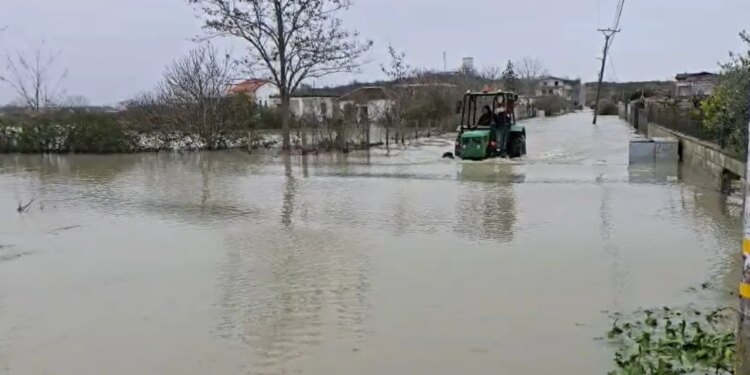 ReShira në qarkun e Durrësit, evakuohen 848 banorë, 2800 hektarë në Sukth akoma të përmbytura.