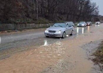Rënia e tokës në daljen e Kukësit për shkak të reshjeve të mëdha, bllokon një korsi dhe shkakton vështirësi në qarkullimin e automjeteve.