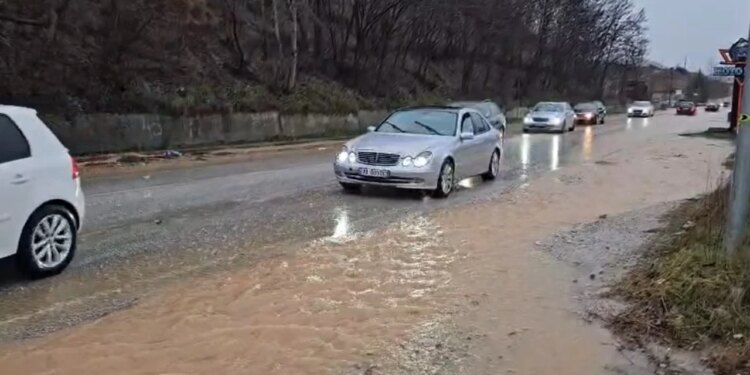 Rënia e tokës në daljen e Kukësit për shkak të reshjeve të mëdha, bllokon një korsi dhe shkakton vështirësi në qarkullimin e automjeteve.
