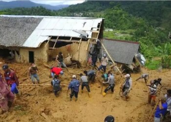 Reshje të forta shiu në Indonezi shkaktojnë rrëshqitje dheu, duke rezultuar në të paktën 10 viktima dhe dhjetëra të zhdukur.
