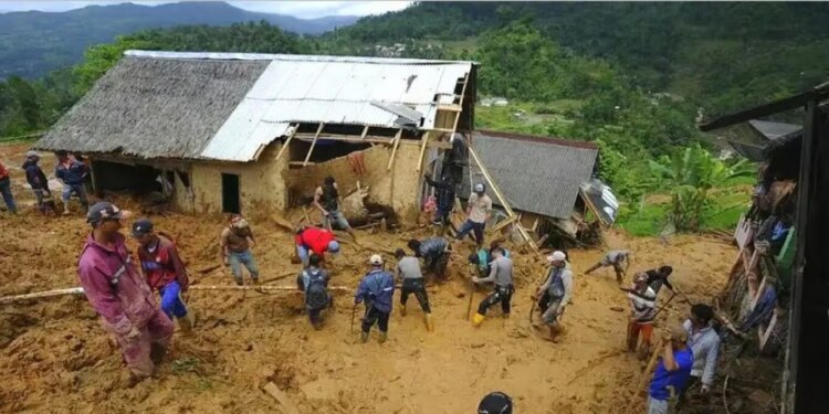 Reshje të forta shiu në Indonezi shkaktojnë rrëshqitje dheu, duke rezultuar në të paktën 10 viktima dhe dhjetëra të zhdukur.