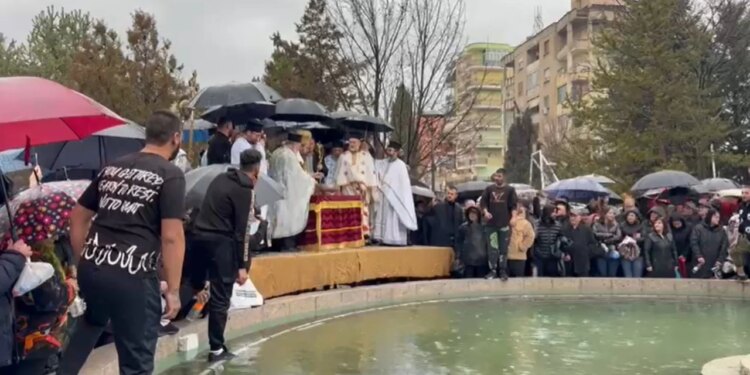 Reshjet e forta të shiut nuk e ndalin Ditën e Ujit të Bekuar në Korçë, Imzot Anastasi zhvillon ceremoninë e parë