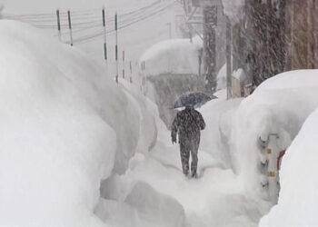 Reshjet e jashtëzakonshme të borës shkaktojnë trazira në disa rajone të Japonisë, autoritetet rekomandojnë kujdes të veçantë.