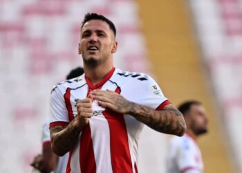 Rey Manaj arrin në Turqi, sulmuesi shqiptar i rikthehet Sivasspor, tifozët e presin me padurim (VIDEO)