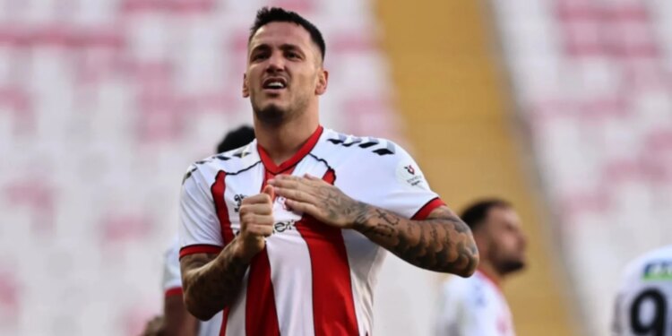 Rey Manaj arrin në Turqi, sulmuesi shqiptar i rikthehet Sivasspor, tifozët e presin me padurim (VIDEO)